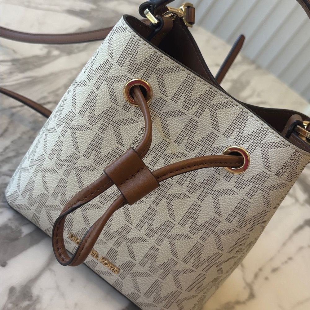 Michael Kors Monogram Cream and Brown Shoulder Bag - Picture 2 of 5